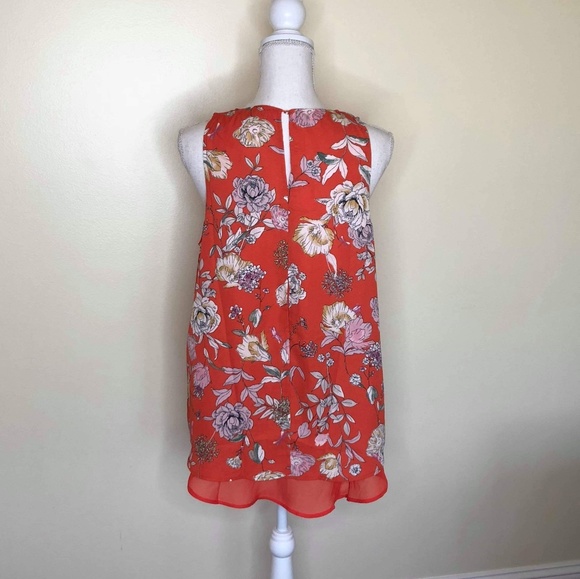 SOLD 🎉 Floral High-Low Sleeveless Blouse - Picture 2 of 5